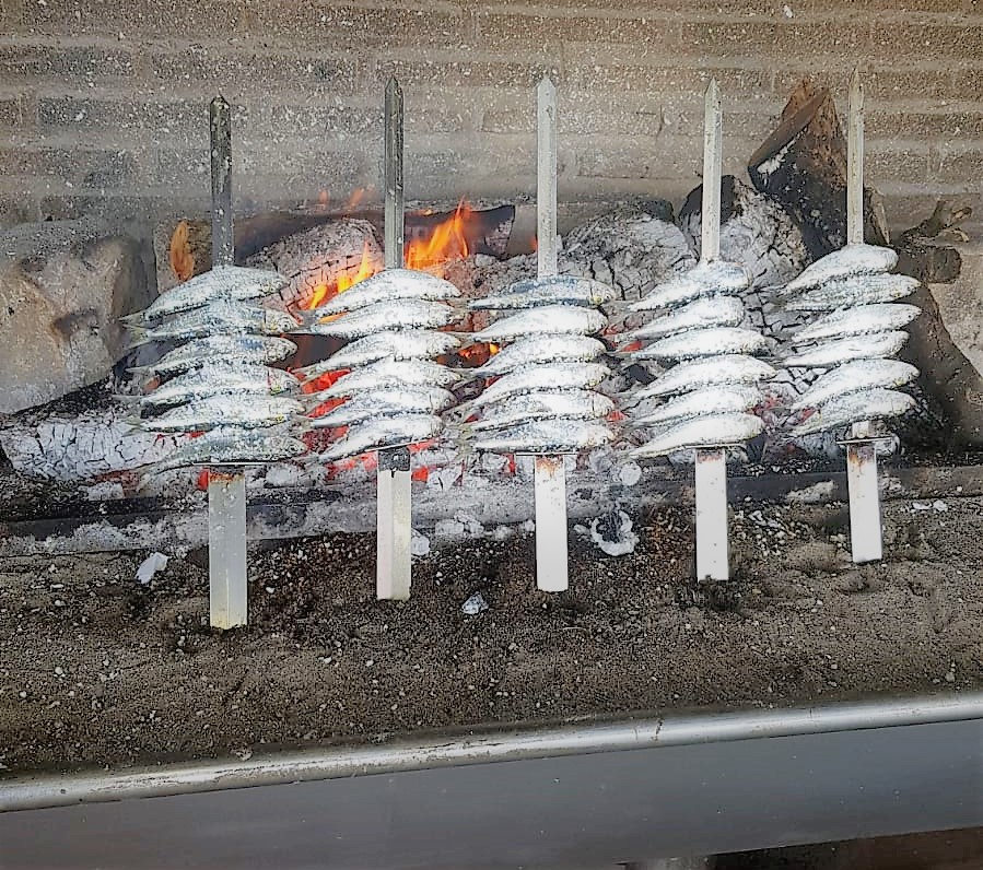 espetos de sardina en puerto banus